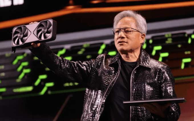 Nvidia CEO Jensen Huang avec une carte graphique rtx