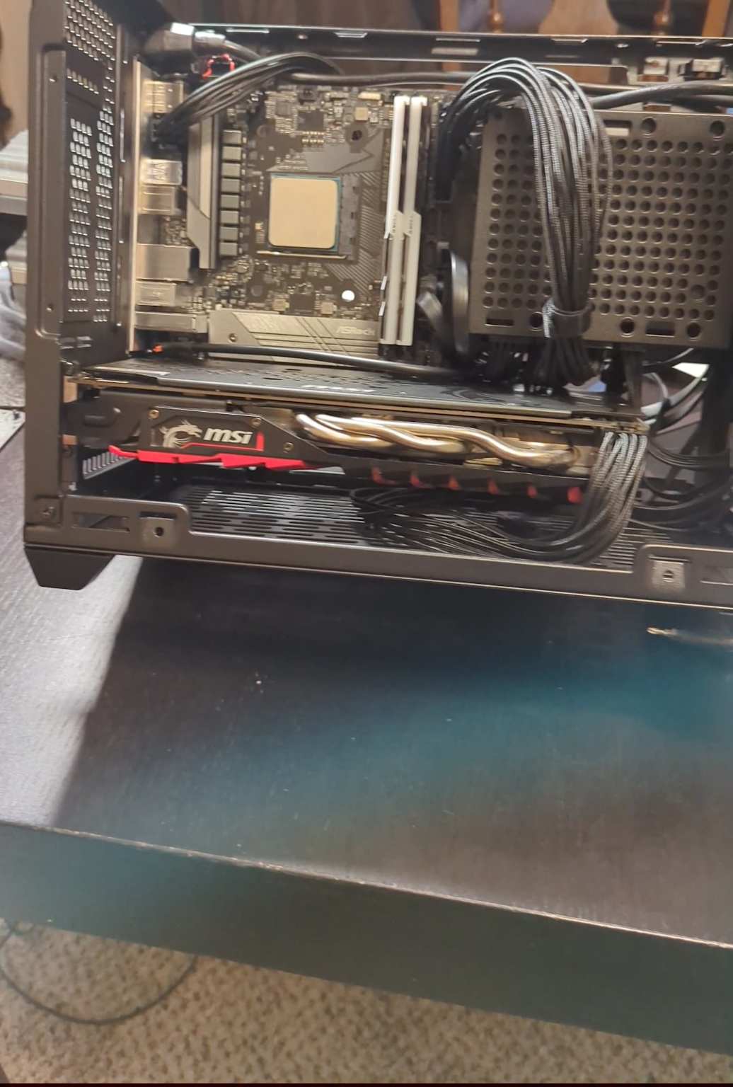 Gestion soignée des câbles à l'intérieur d'un mini boîtier ITX présentant des câbles d'alimentation organisés et l'installation des composants reddit